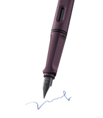 Lamy_0E3_safari_scarlet_Fountain_pen_Detail_1